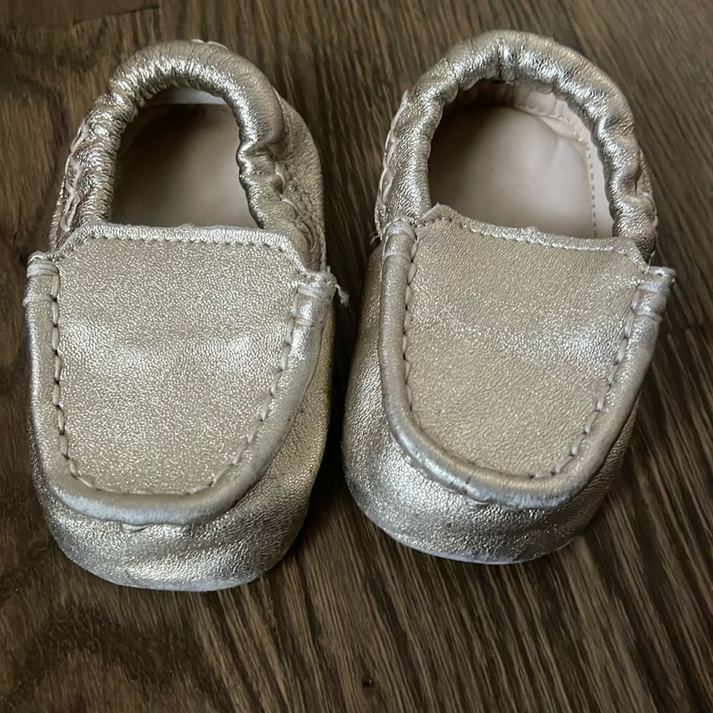 Ugg Sivia Metallic slip-on gold size 4/5 (12-18 months